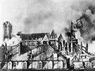 Hoící katedrála v Remei na snímku z roku 1914, kdy ji zasáhlo bombardování.