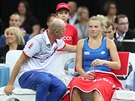 PORADA. eská tenistka Kateina Siniaková poslouchá rady od kapitána Petra Pály...