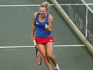 Kateina Siniaková se hlasit hecuje ve finále Fed Cupu proti Ameriance Sofii...