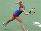 eská tenistka Kateina Siniaková se natahuje po míi ve finále Fed Cupu.