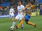 Martin Fillo z Baníku Ostrava (vlevo) v souboji s opavským Jaroslavem Svozilem