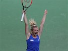 Kateina Siniaková poráí ve finále Fed Cupu Amerianku Keninovou a v O2 aren...