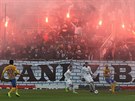 Slezské derby mezi fotbalisty Baníku Ostrava (v bílém) a Opavy probíhalo v...