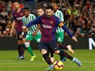 Lionel Messi z Barcelony promuje pokutový kop v zápase s Realem Betis.