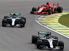 Lewis Hamilton ze stáje Mercedes vede v prbhu Velké ceny Brazílie ped...