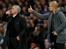 TRENÉRTÍ RIVALOVÉ. José Mourinho, lodivod Manchesteru United, (vlevo) a jeho...