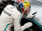 Lewis Hamilton dkuje své formuli Mercedes za úspnou a rychlou jízdu ve Velké...