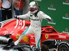 Pilot stáje Mercedes Lewis Hamilton slaví vítzství ve Velké cen Brazílie.
