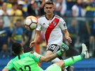 Rafael Borre z River Plate se snaí ve finále Poháru osvoboditel pekonat...