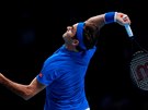 Roger Federer na servisu bhem semifinále na Turnaji mistr proti Alexanderu...
