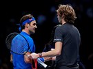 Alexander Zverev pijímá gratulace od Rogera Federera po semifinále Turnaje...