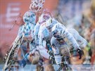 Wout Van Aert fotografovaný vícenásobnou expozicí v závod svtového poháru v...