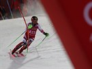 Marcel Hirscher najídí do posledních branek úvodního slalomu Svtového poháru...
