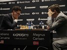 Magnus Carlsen (vpravo) bhem achové partie proti Fabianu Caruanaovi.