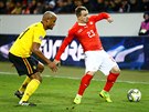 Xherdan Shaqiri ze výcarska (vpravo) si kryje mí, brání ho Vincent Kompany z...