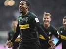 Alassane Plea z Mönchengladbachu oslavuje jeden ze svých gól do sít Werderu...