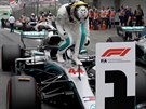 Lewis Hamilton se raduje z vítzství v kvalifikaci na Velkou cenu Brazílie.