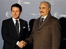 Italský premiér Giuseppe Conte (vlevo) pivítal na konferenci o Libyi generála...