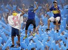 Fanouci argentinského klubu Boca Juniors fandící svému týmu bhem prvního...