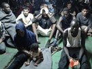 Migranti ze severní Afriky odmítají vystoupit z lodi kotvící v libyjské...