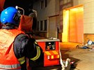 Po�ár haly v pra�ských Vyso�anech, ve které do �íjna fungovalo trampolínové...