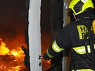 Po�ár haly v pra�ských Vyso�anech, ve které do �íjna fungovalo trampolínové...