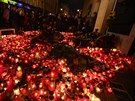 Lidé zapalují svíky pi píleitosti oslav 17. listopadu.