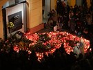 Lidé zapalují na Národní tíd svíky pi píleitosti oslav 17. listopadu.