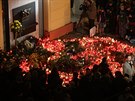 Lidé zapalují na Národní tíd svíky pi píleitosti oslav 17. listopadu.