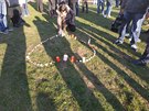 Na závr úastníci sestavili svíky do tvaru srdce pi vzpomínce na sametovou...