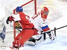 eský hokejista Michal epík pekonává na turnaji Karjala ruského brankáe Ilju...