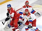 Český hokejista Andrej Nestrašil cloní před ruským gólmanem Iljou Sorokinem.