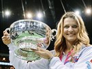 Lucie afáová s vítznou trofejí Fed Cupu