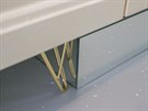Detail strky a soklu kuchyské linky s elní zrcadlovou plochou