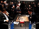 Magnus Carlsen (vlevo) a Fabiano Caruana v duelu o titul mistra svta.