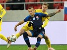 Slovenský fotbalista Adam Zrelák (v popedí) v souboji s Mykytou Burdou z...