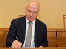 Prezidentský kandidát Pavel Fischer podepisuje senátorský slib. (14. 11. 2018)