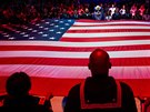 Americká vlajka a hymna zahajují zápas basketbalové Philadelphie s Charlotte.