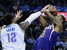 Steven Adams (12) z Oklahoma City blokuje Trevora Arizu (3) z Phoenixu.