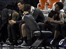 Basketbalisté Brooklyn Nets (ne)sledují oetování svého zranného spoluhráe...