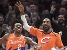 Collin Sexton (vlevo) a J. R. Smith z Clevelandu oslavují stelecký úspch...