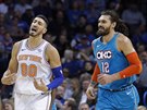 Enes Kanter (00) z New Yorku pobavil Stevena Adamse, svého paráka z Oklahoma...