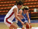 Trutnovská basketbalistka Brittany Carterová (v modrém) v souboji s Romanou...