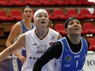 Nymburská basketbalistka Kamila Hoková (v bílém) svádí souboj o doskok s...