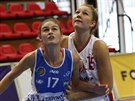 Trutnovská basketbalistka Dominika Vaáková (vlevo) v souboji s Michaelou...