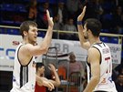 Nymburtí basketbalisté Martin Peterka (vlevo) a Vojtch Hruban oslavují v hale...