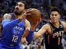 Steven Adams (12) z Oklahoma City je faulován Devinem Bookerem z Phoenixu.