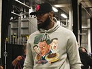 LeBron James z LA Lakers vstupuje do haly Miami Heat.