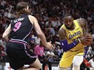 LeBron James (vpravo) z LA Lakers se ítí kolem Kellyho Olynyka z Miami.