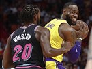LeBron James z LA Lakers se smje, snad ne obran Justise Winslowa z Miami.